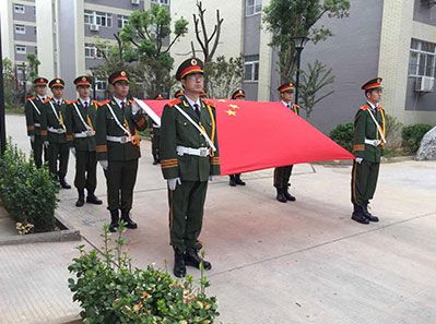 國歌嘹亮，紅旗招展--熱烈祝賀天虹公司圓滿舉行了新工業(yè)園揭牌儀式和升旗儀式